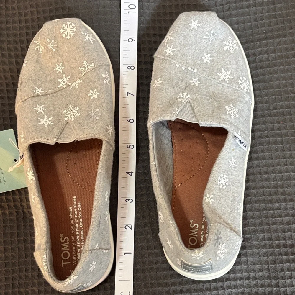 Toms Light Gray Slip-Ons with White Snowflake Pattern Youth Size 4 NWT